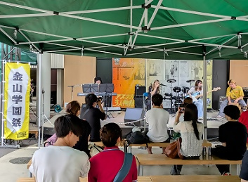 写真：金山学園祭のステージ事業