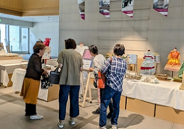 写真：専門学校の学生さんがデザインしたドレス