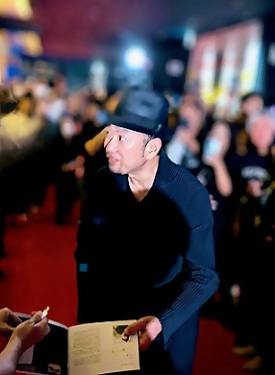 写真：レッドカーペットに現れた日比監督