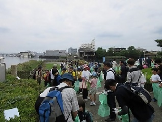 写真：清掃する参加者の皆さん