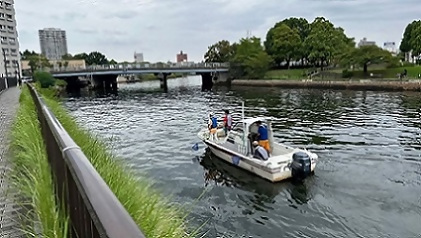 写真：堀川のごみを船で回収