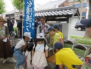 写真：環境学習をする子どもたち