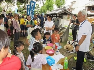 写真：環境学習で熱心に話を聞く子どもたち
