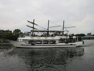 写真：子どもたちを乗せた遊覧船