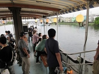 写真：遊覧船乗船を楽しむ人たち