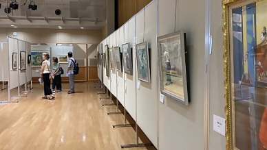 写真：美術作品を鑑賞する人たち