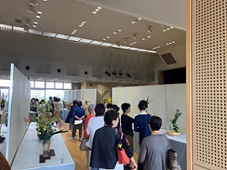 写真：いけばなを眺める人たち