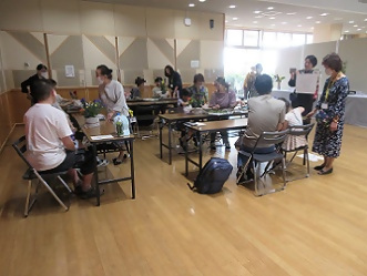 写真：親子でいけばなを楽しむ人たち