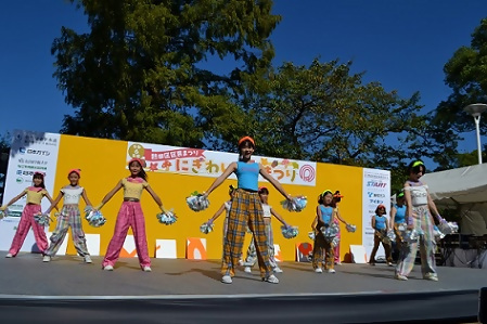 写真：ステージで披露してくれたすばらしいダンス