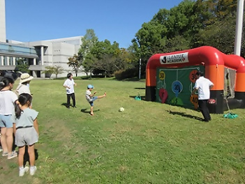 写真：シュートやキックの体験を楽しむお子さん達