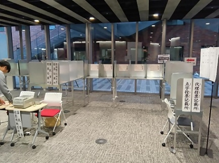 写真：設営した投票所の様子