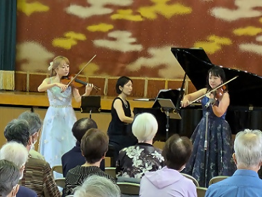 写真：すばらしい演奏をしてくださったトリオ・テレーゼ様