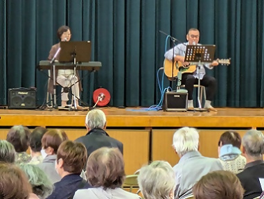 写真：ふれあい演芸を披露する方たち