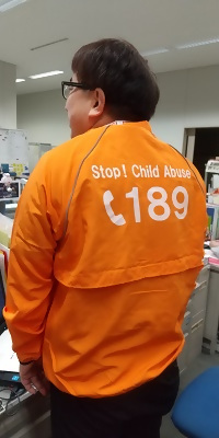 写真：189と入ったオレンジジャンパー