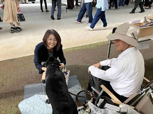 写真：盲導犬と触れあう区長