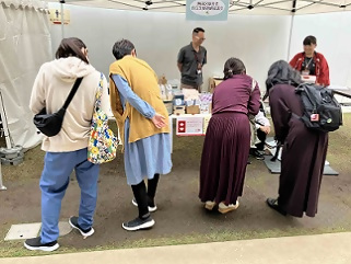 写真：ブースに集まってくださった皆さん