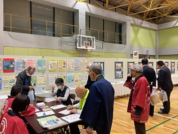 写真：歴史資料室の方の説明