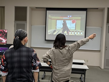 写真：ゲームの体験を楽しむ人たち