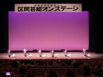 写真：かわいらしいチアダンスの演技