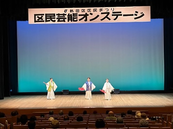 写真：民謡に合わせた踊り