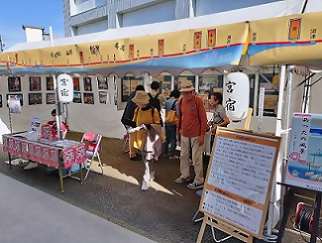 写真：歴史ボランティアさんによる資料説明