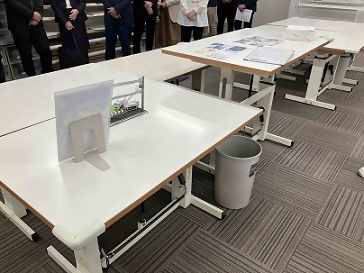 写真：高さを調節できる作業台