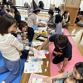 写真：手形、足形を見る親子の皆さん