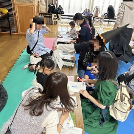 写真：手形、足形で工作をする親子の皆さん
