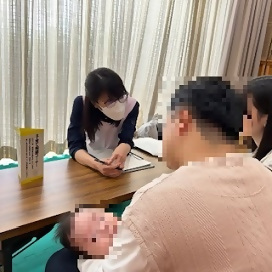 写真：職員に相談する親子さん
