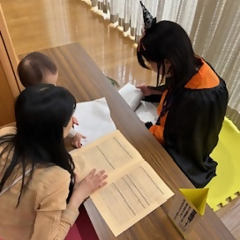 写真：保育施設の相談をする親子さん