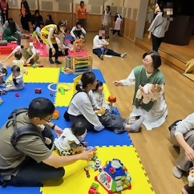 写真：スキンシップを楽しむ親子さんたち