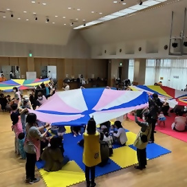 写真：親子の上できれいに広がるパラバルーン