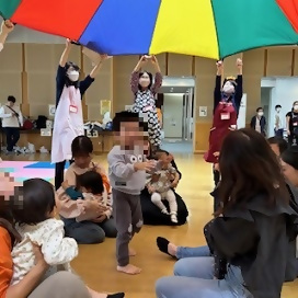 写真：パラバルーンの下で楽しそうな子ども