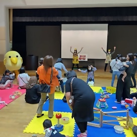 写真：バナナくんたいそうを踊る皆さん