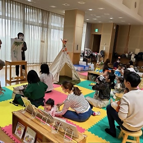 写真：絵本の読み聞かせを楽しむ皆さん