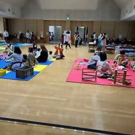 写真：おもちゃで楽しく遊ぶ子どもたち