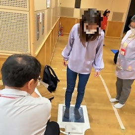 写真：足圧を測定する人