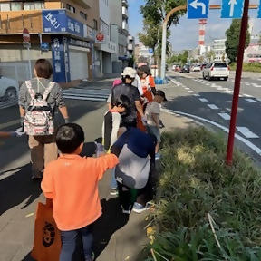 写真：ごみを拾いながら進む参加者の皆さん