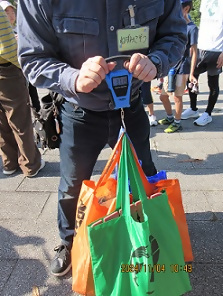 写真：集めたごみの軽量の様子