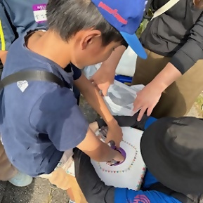 写真：お菓子のつかみ取りを楽しむお子さんの様子