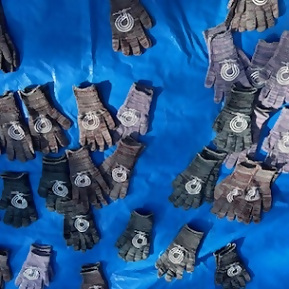 写真：熱田ブランドマークをデザインしたプロギンググローブ