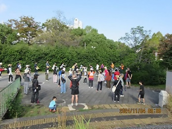 写真：準備運動をする参加者の皆さん