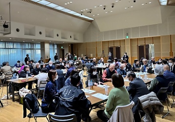 写真：フォーラムで話し合いをする参加者の皆さん