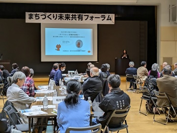 写真：フォーラムで熱心に話を聴く参加者の皆さん