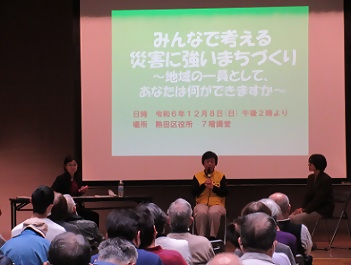 写真：質疑応答で皆さんからいただいた質問に答えている様子