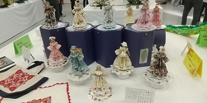 写真：色とりどりの紙の人形