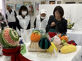 写真：スイカの彫刻とフルーツのポシェット