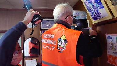 写真：棚の上の作業をする家具ボラさん