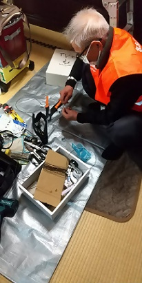 写真：家具ボラさんが工具の準備をしている様子