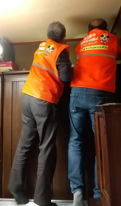 写真：タンスをワイヤーで固定している様子